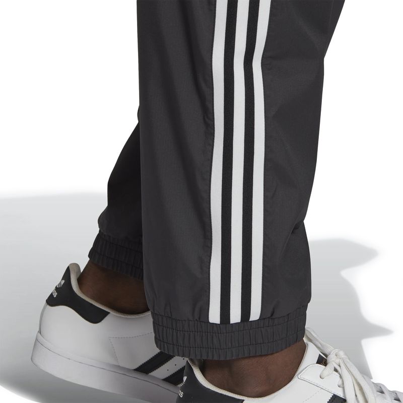 calca-adidas-adicolor-3d-trefoil-3-stripes-preto-gn3543-4